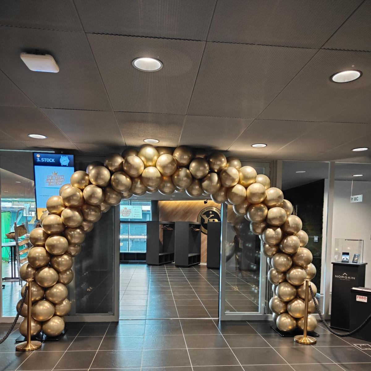 Ballonbogen : Ein goldener Blickfang für den Erfolg